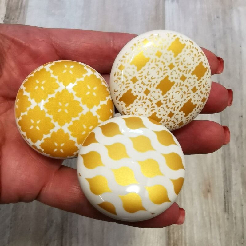 keramia-butorgomb-metalsarga-6 Kerámia bútorgomb, sárga arany mintás 2 - Image 3